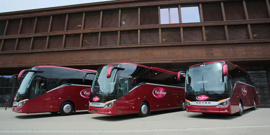 Tre torpedoni Car Rouge color bordeaux davanti al deposito