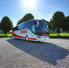 Pullman Comfort di EUROBUS su un piazzale davanti agli alberi