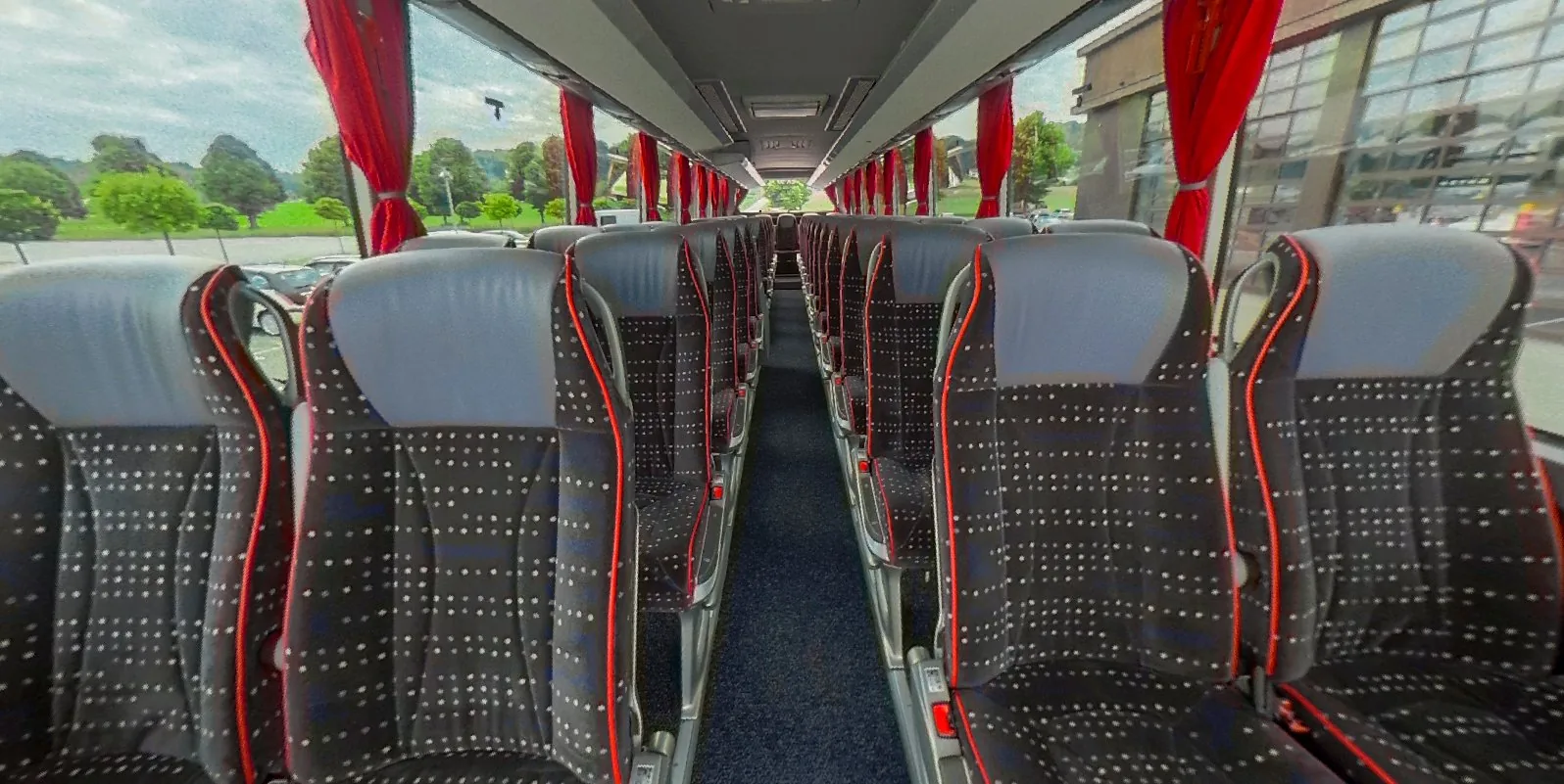 Vista lungo il corridoio centrale del pullman Comfort con quattro posti per fila