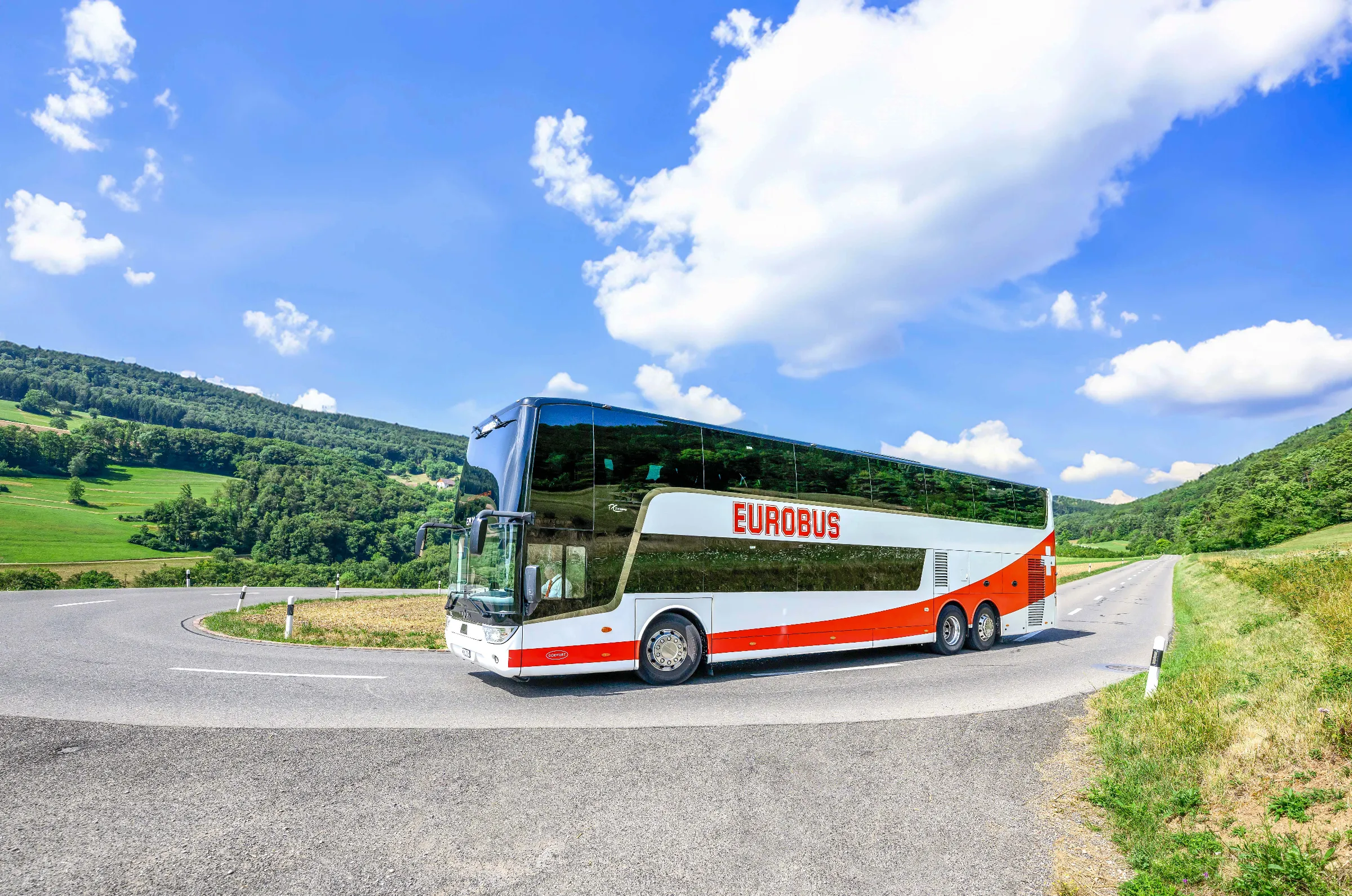 Pullman a due piani EUROBUS su una strada di campagna