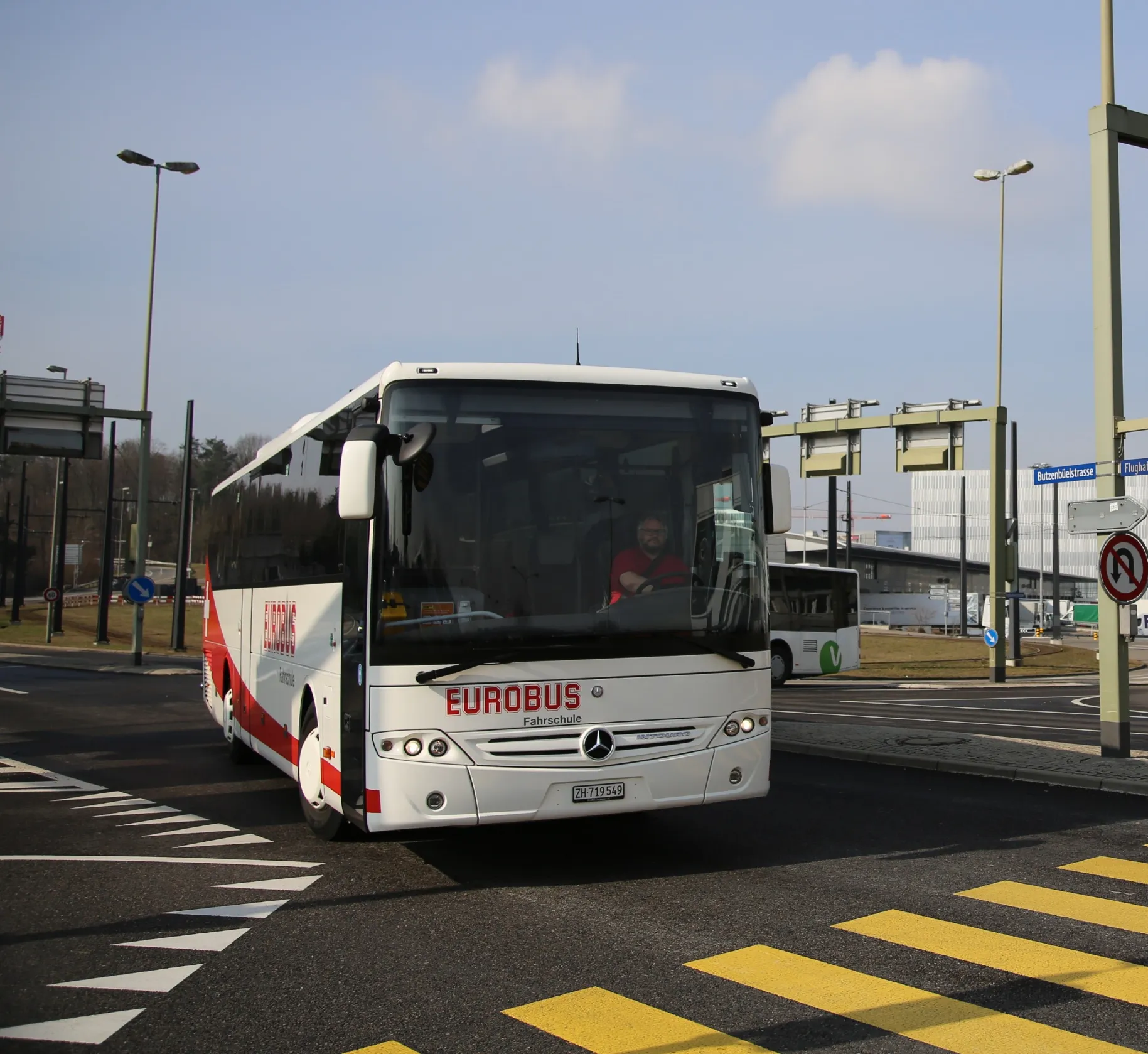 Bus der EUROBUS Fahrschule mit Fahrschüler am Steuer