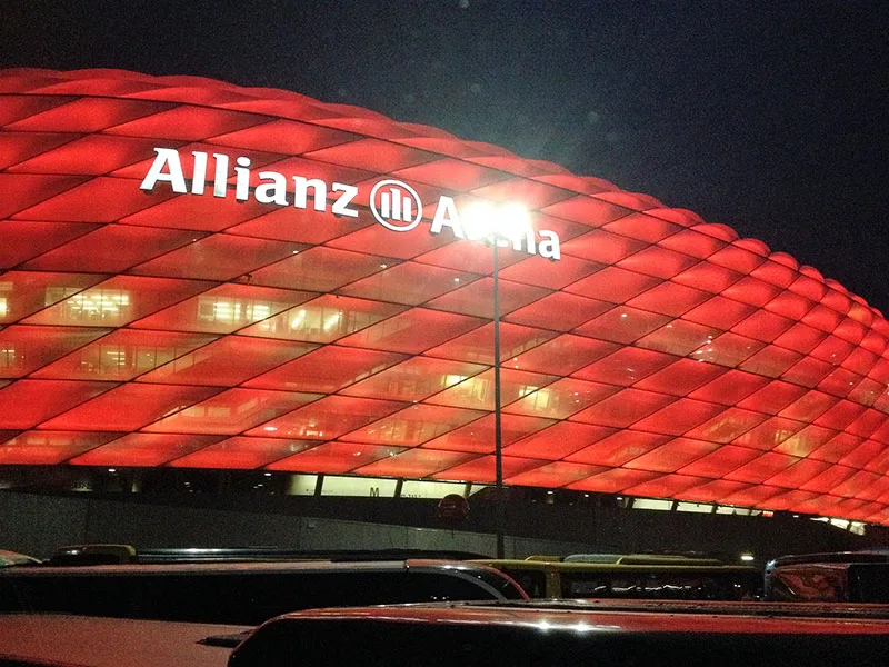 L’Allianz Arena di Monaco illuminata di rosso di notte