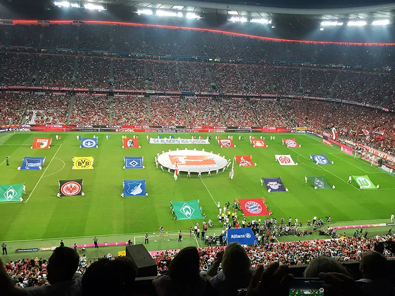 Fahnen der Bundesliga-Klubs auf dem Rasen bei der Saisoneröffnung in der Allianz Arena