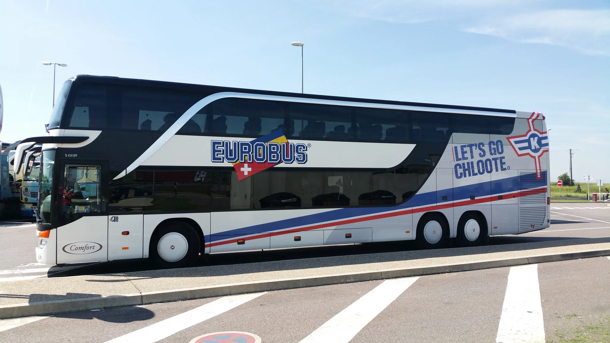EUROBUS-Doppelstöcker mit der Aufschrift «Let’s go Chloote» auf einem Parkplatz an der EM 2016