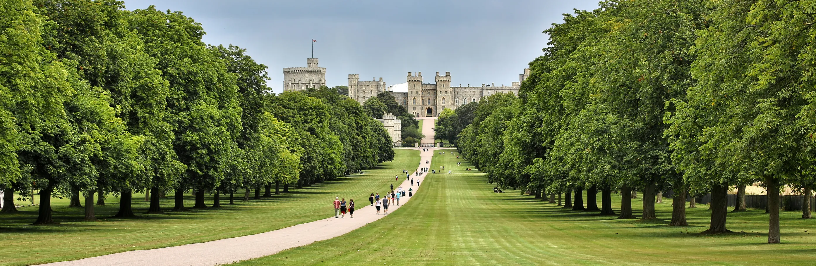 Lange Allee mit Spaziergängern, im Hintergrund Schloss Windsor