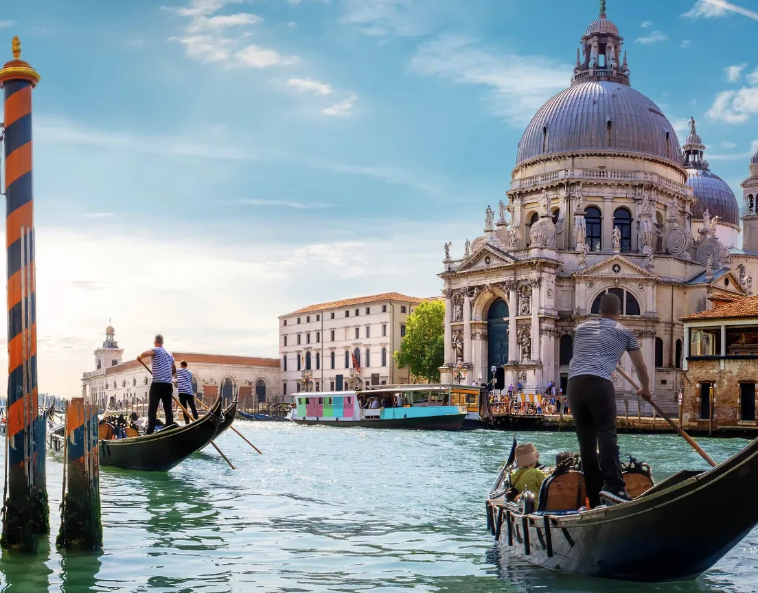 Gondeln auf dem Canal Grande in Venedig
