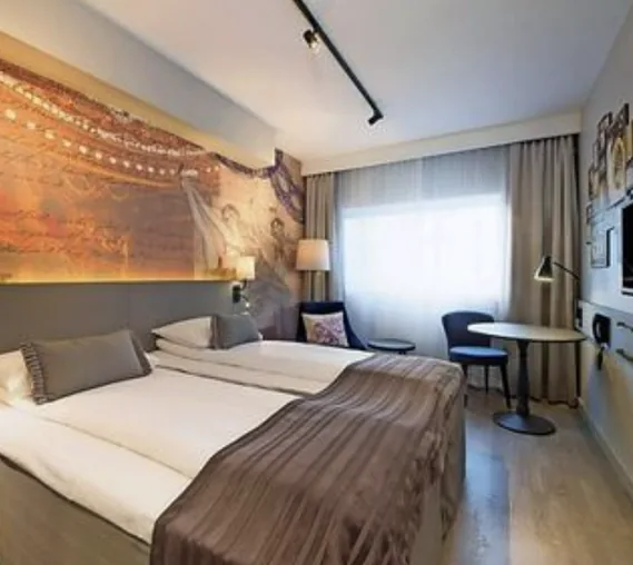 Hotelzimmer mit Doppelbett