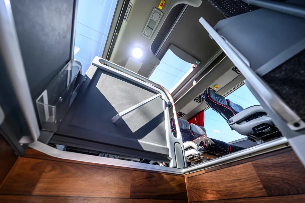 Treppe und Tische im Unterdeck des Doppelstöckers