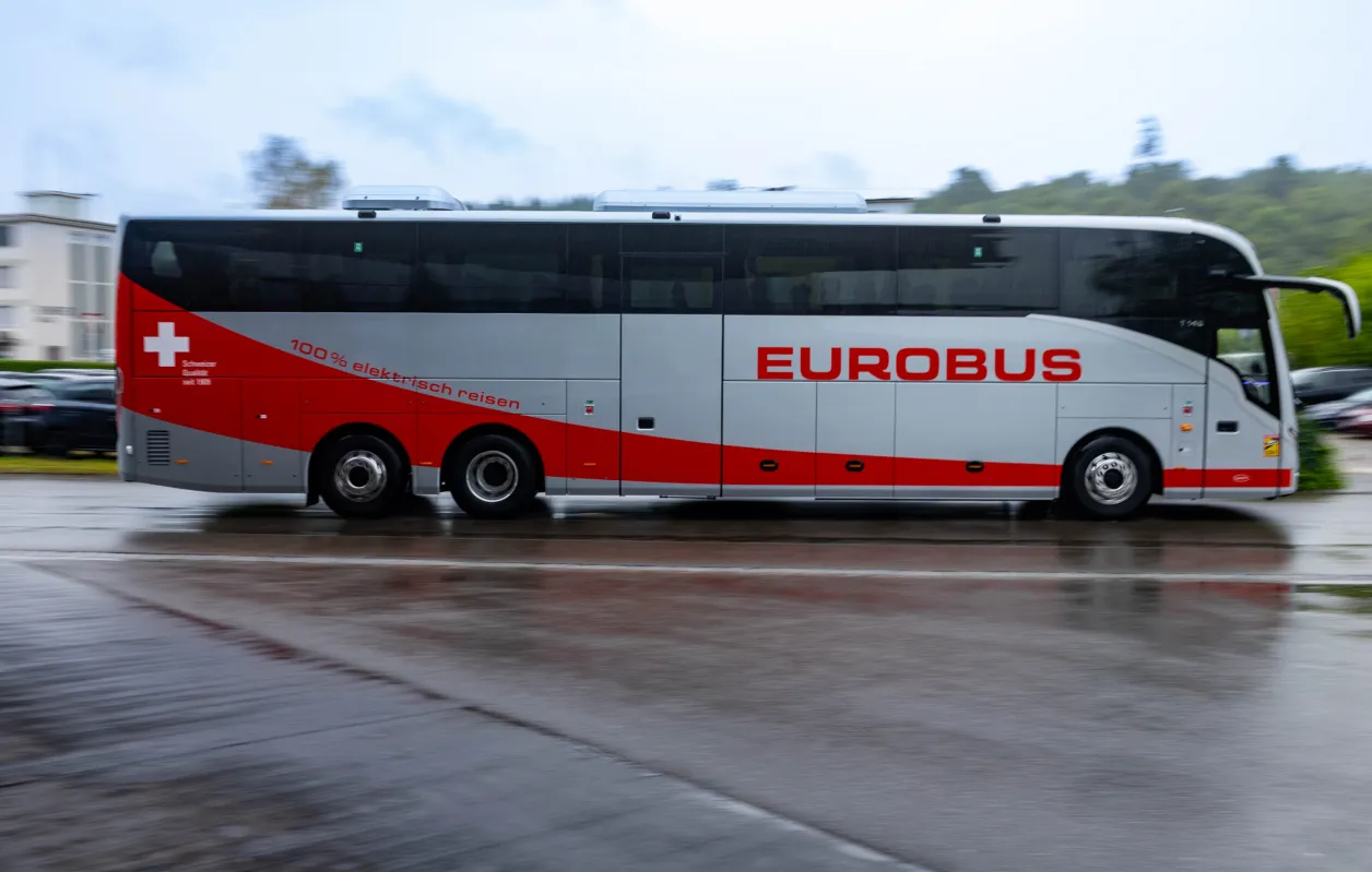 Il pullman elettrico di EUROBUS percorre una strada bagnata