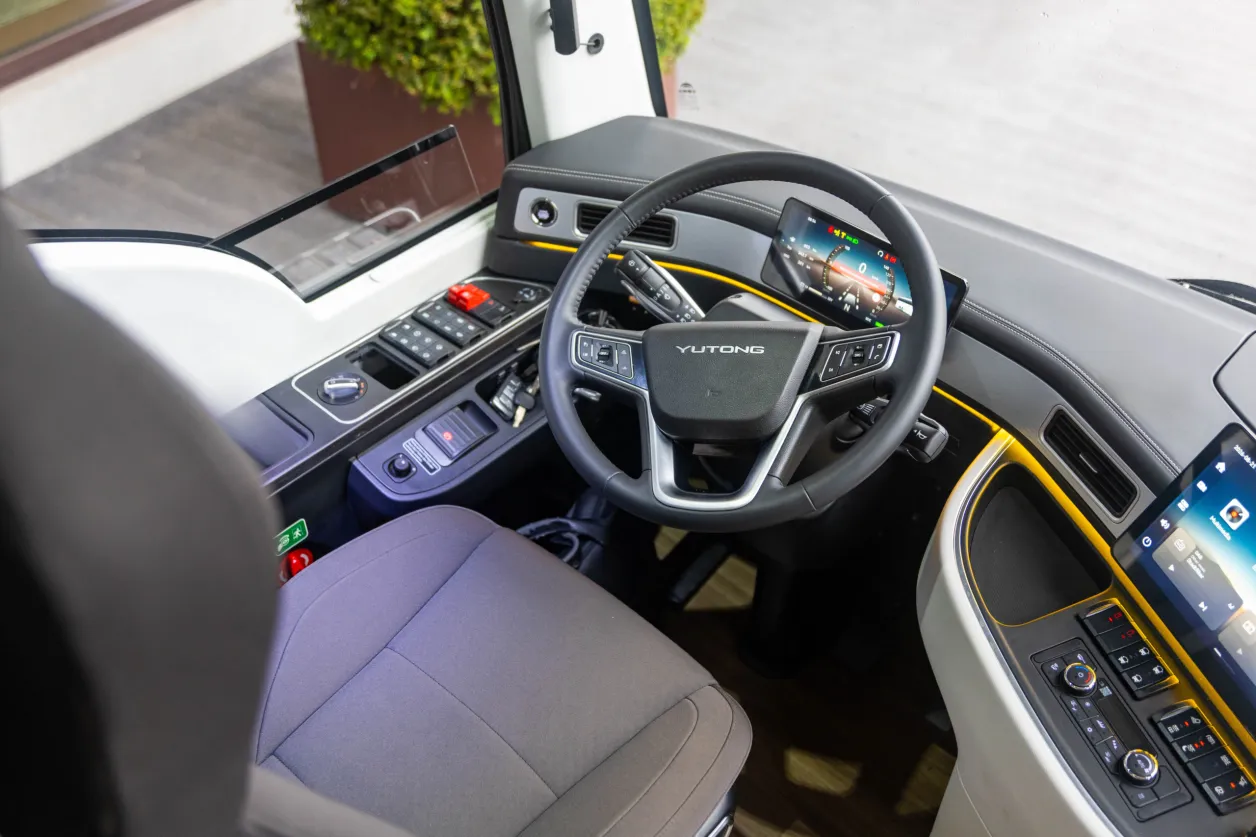 Der Fahrerplatz des Elektro-Reisebusses mit Lenkrad und Bildschirmen