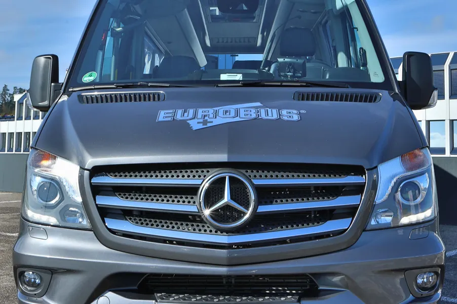 The VIPLINER minibus seen from the front