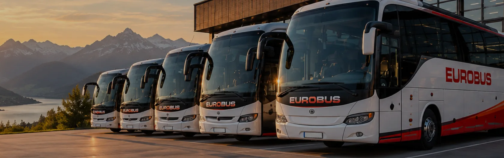 Cinq autocars EUROBUS côte à côte au coucher du soleil, derrière un lac et des montagnes