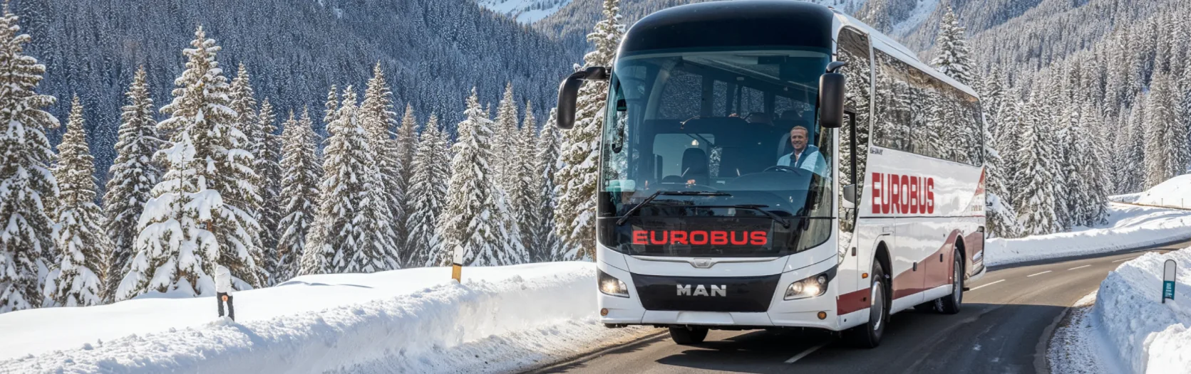 Un autocar EUROBUS traverse une forêt de sapins enneigée