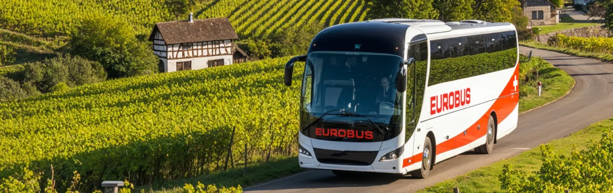 Un autocar EUROBUS roule sur une route de campagne à travers des vignobles