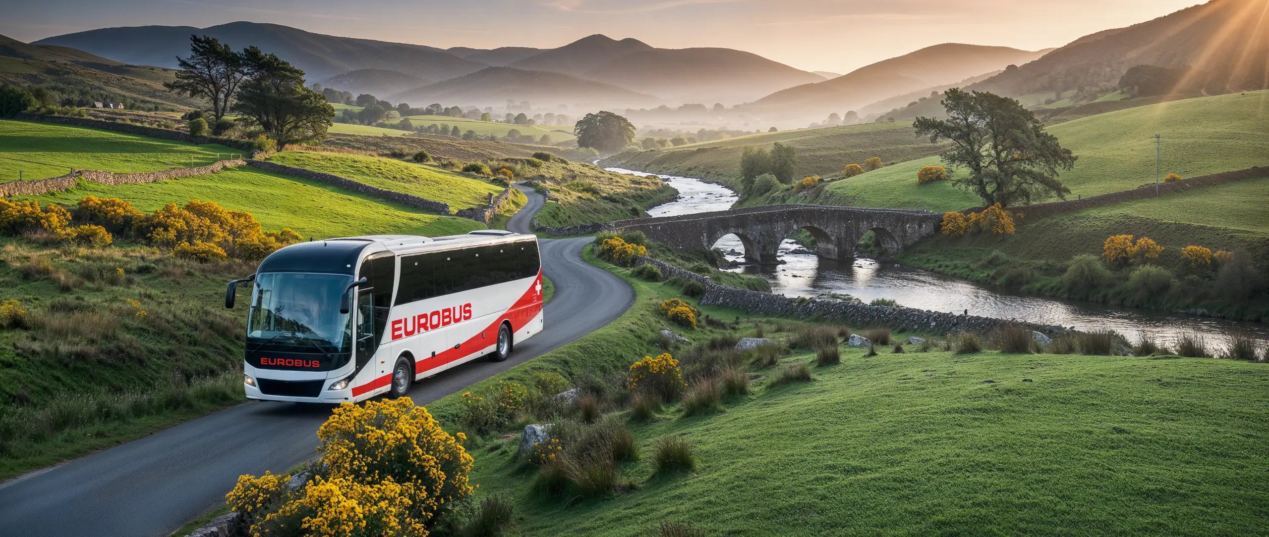 Un autocar EUROBUS traverse un paysage de collines verdoyantes dans la lumière du matin