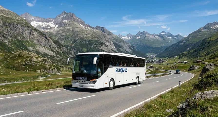 Un car blanc roule sur une route de col à travers une vallée de montagne