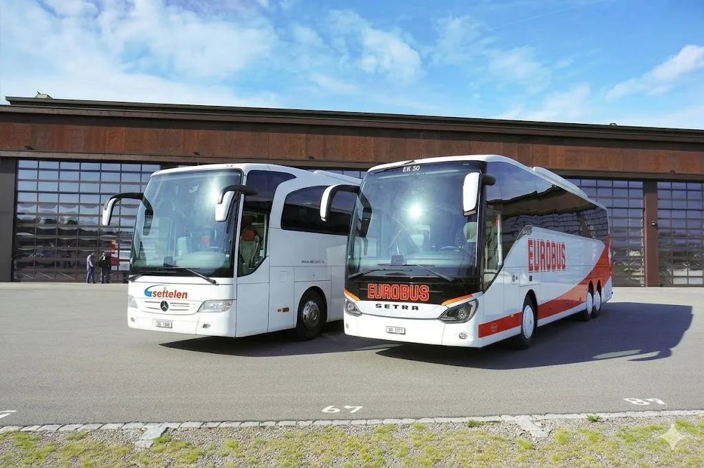 Un car d’EUROBUS Settelen stationné devant un bâtiment à Bâle