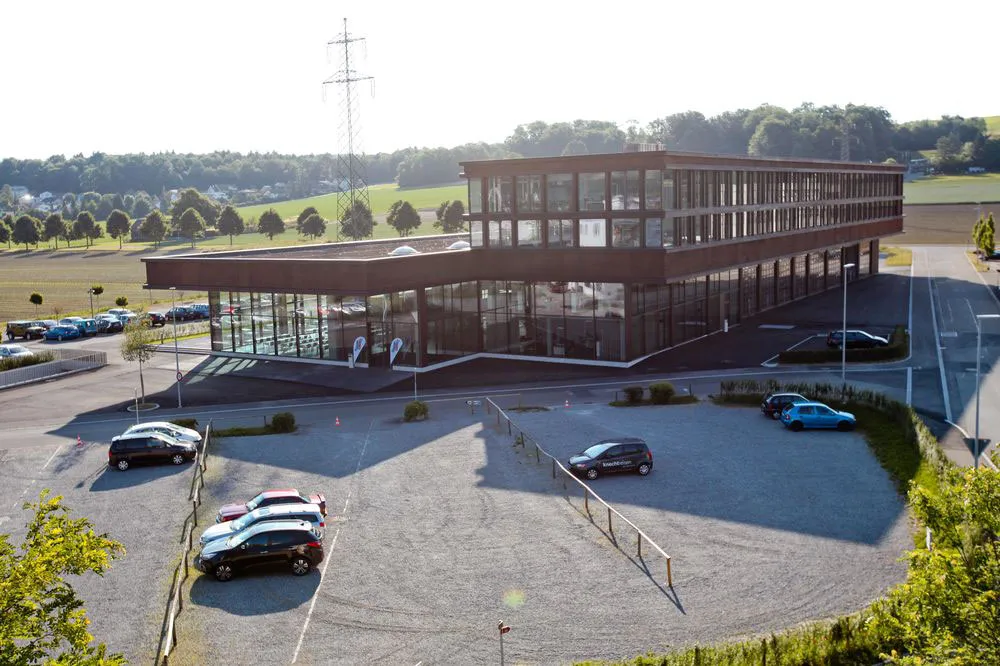 Le centre de voyages d’EUROBUS à Windisch vu du ciel, devant des places de parc