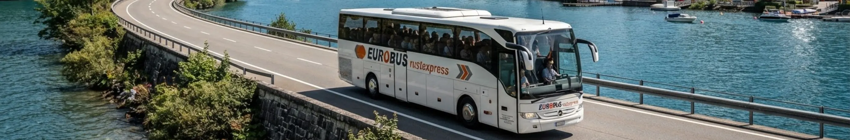 Un pullman EUROBUS percorre una strada che costeggia un lago