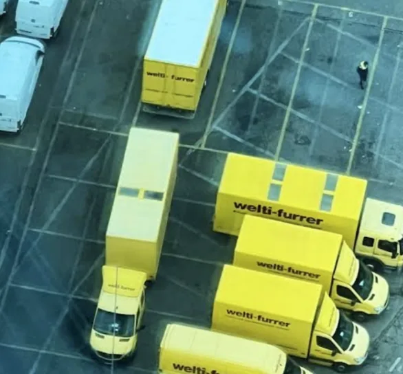 Camion gialli visti dall’alto nel piazzale