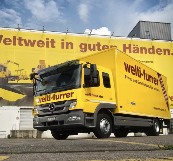 Un camion di welti-furrer con la scritta «Weltweit in guten Händen»