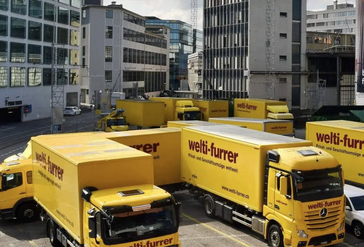 Camion gialli di welti-furrer in un’area aziendale in città