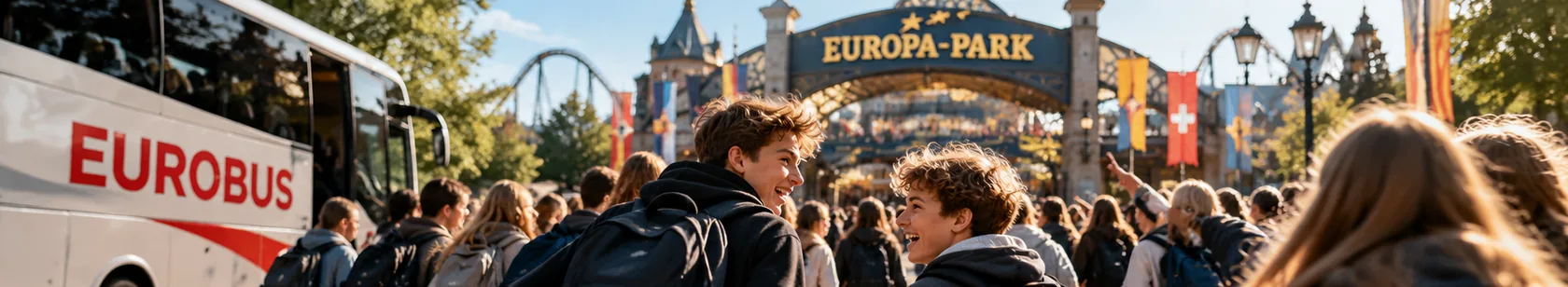 Alcuni ragazzi camminano da un pullman EUROBUS verso l’ingresso di Europa-Park