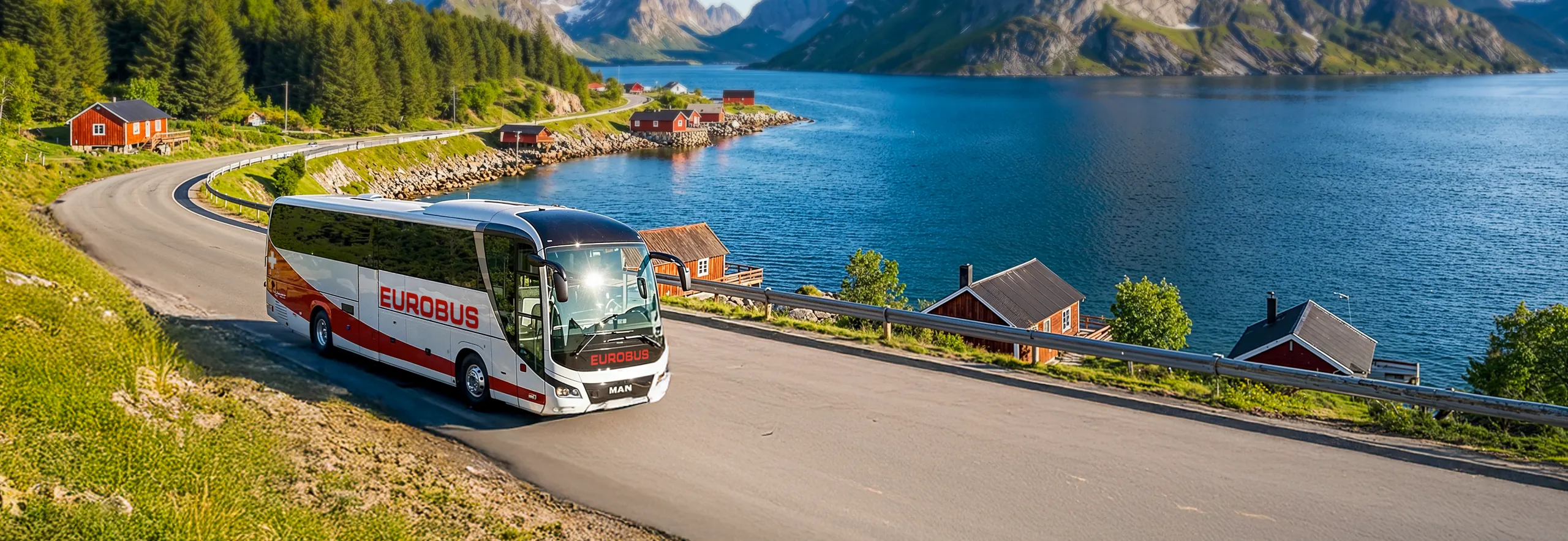 Un pullman EUROBUS percorre una strada costiera lungo un fiordo