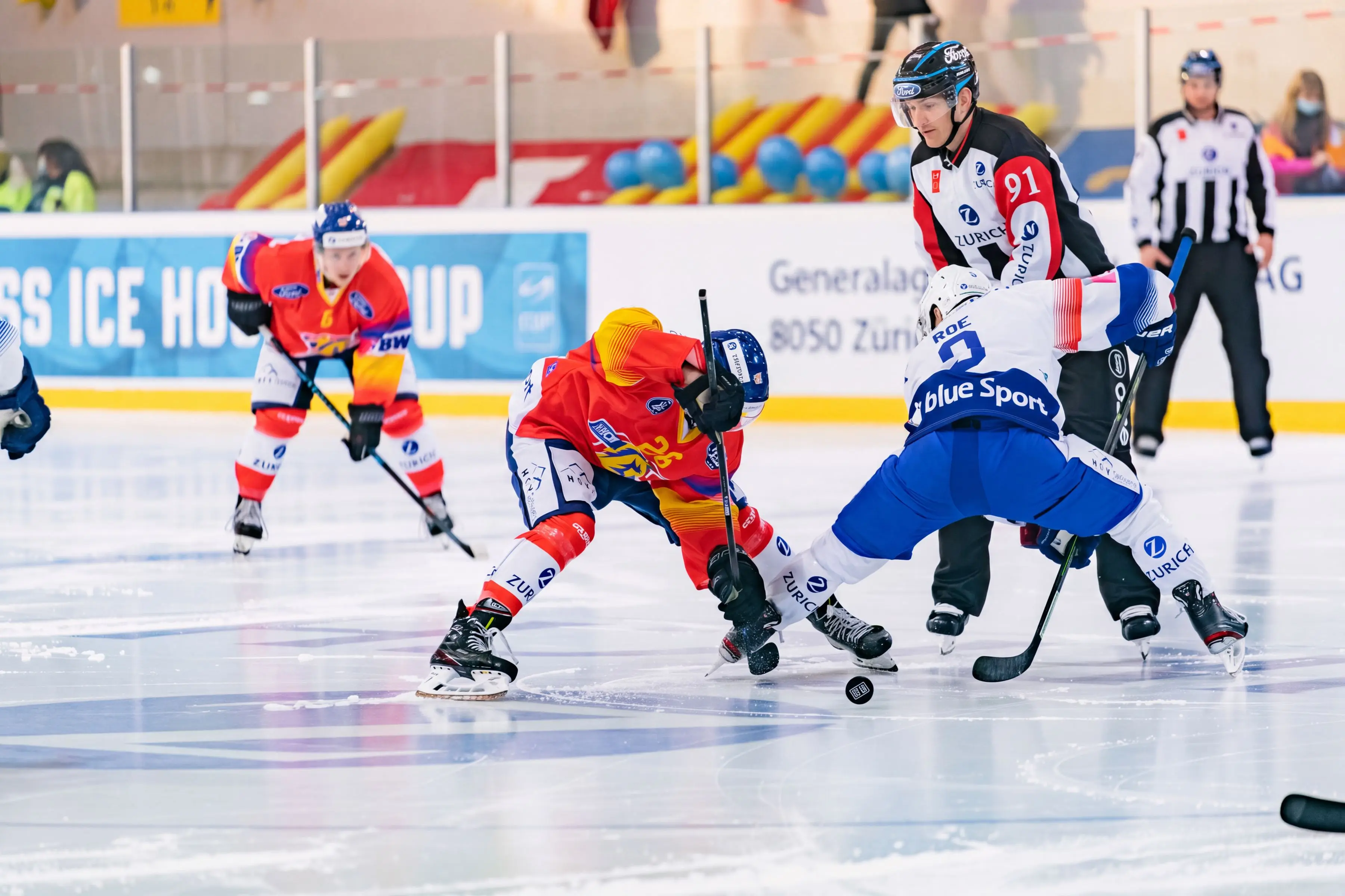 Spielszene vor der Bande des Swiss Ice Hockey Cup: Bully zwischen zwei Spielern