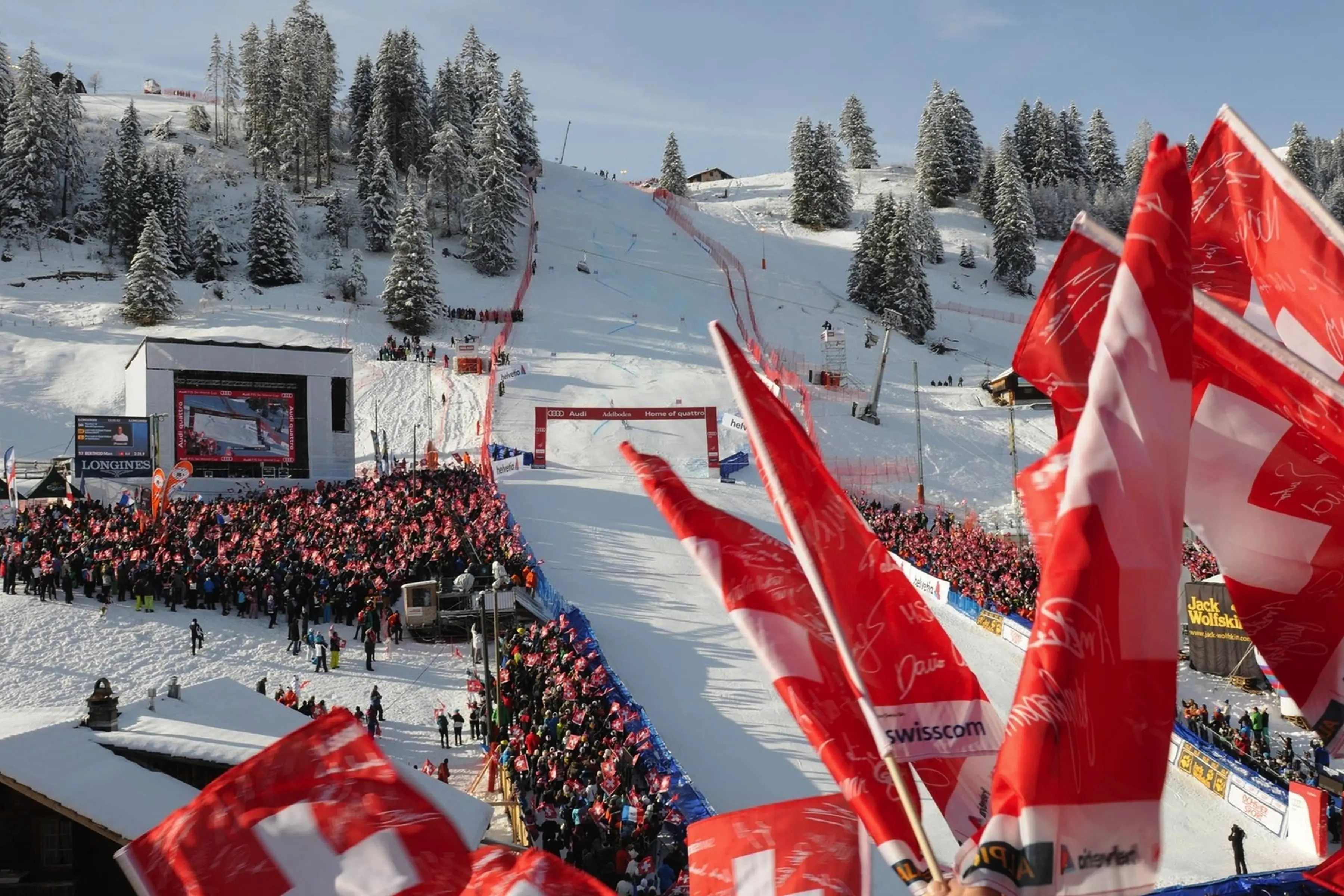 Ski Weltcup Adelboden: Fans mit Schweizer Fahnen am Chuenisbärgli