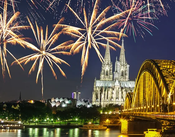 Fuochi d’artificio sopra il Duomo di Colonia e il ponte Hohenzollern