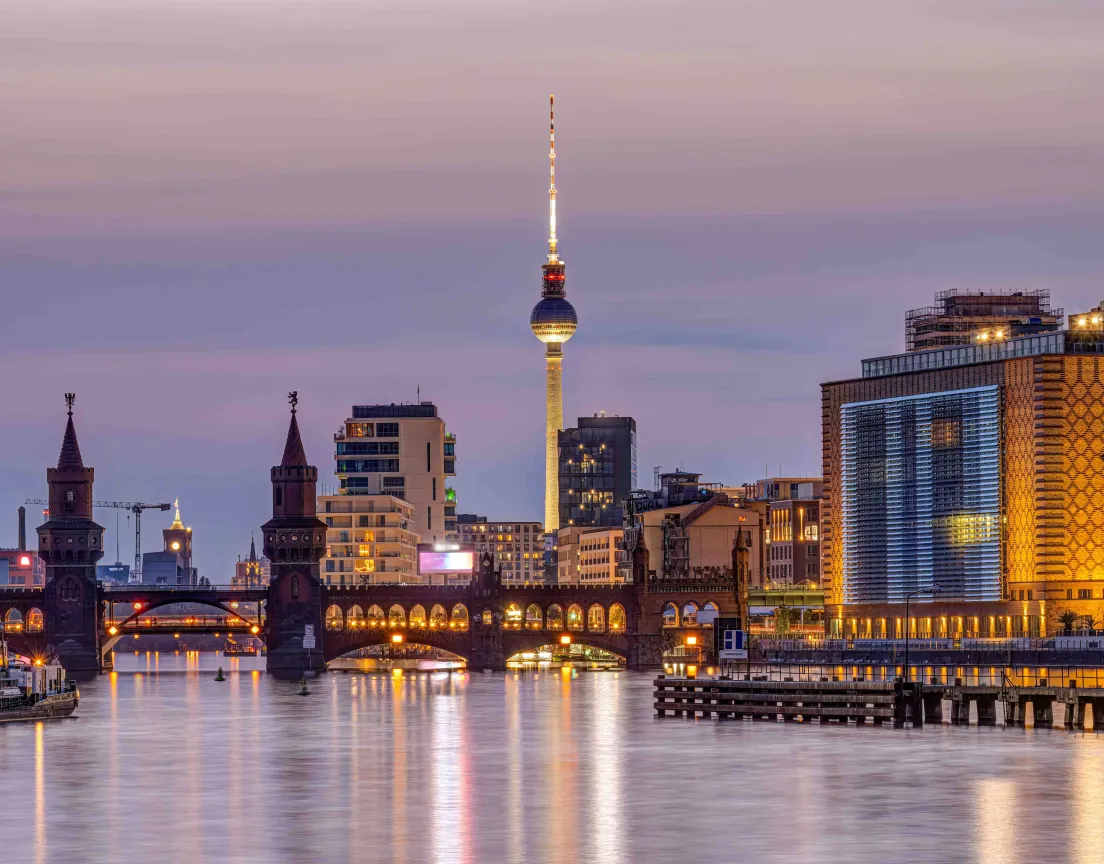 Oberbaumbrücke e torre della televisione sulla Sprea a Berlino al crepuscolo