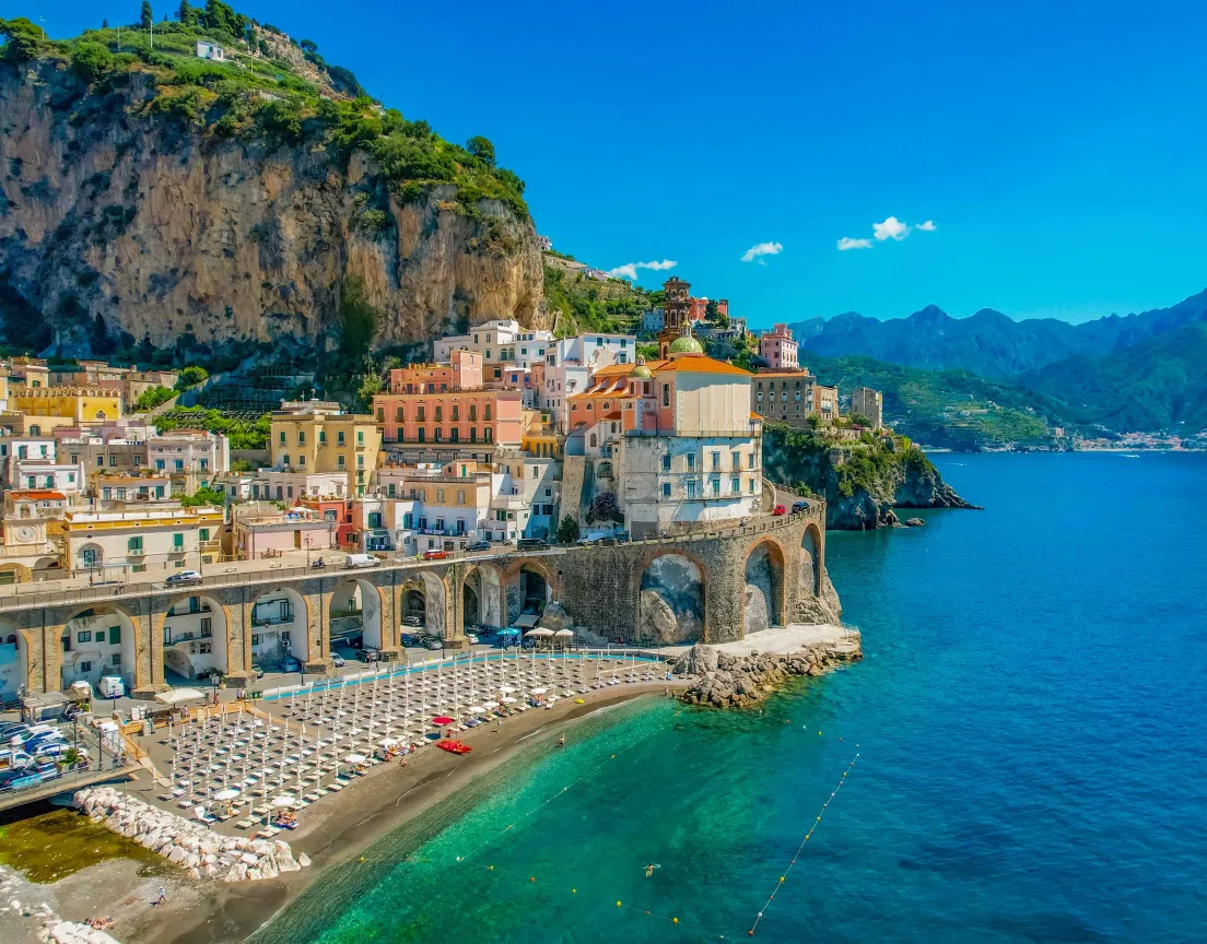 Maisons colorées, viaduc et plage sur la côte amalfitaine