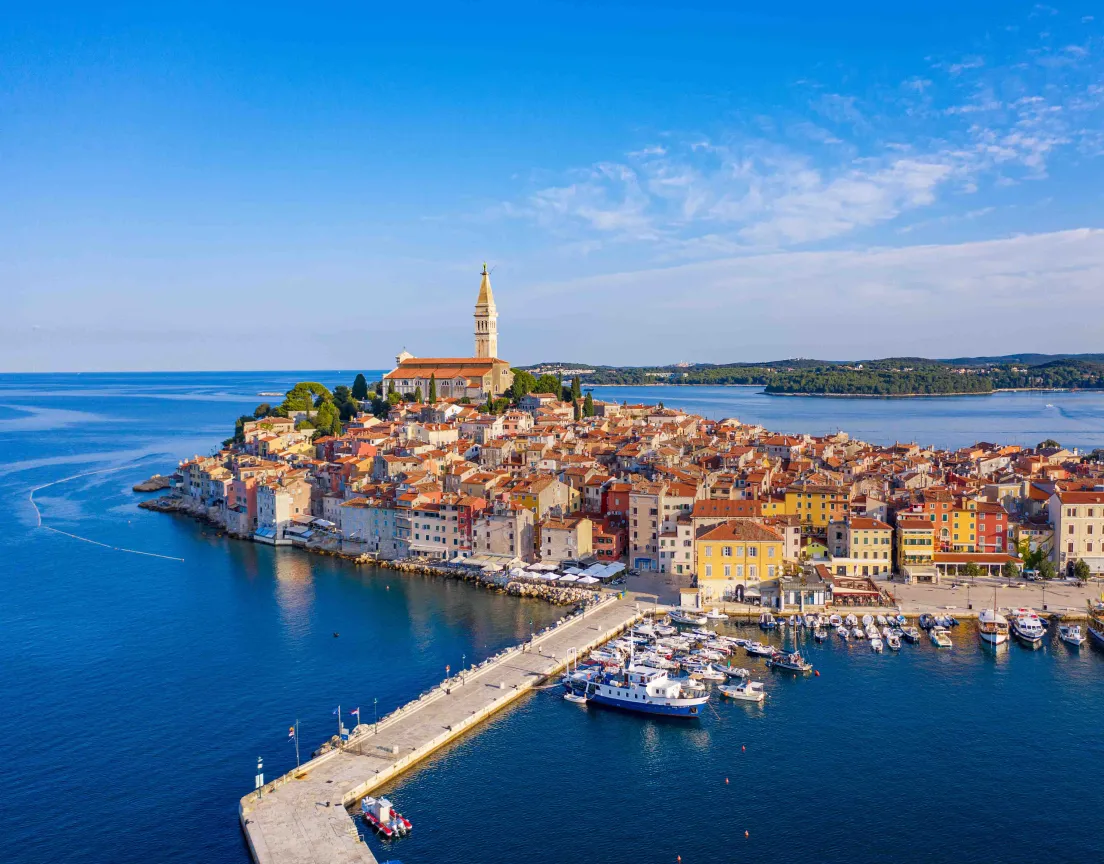 Centro storico di Rovigno (Rovinj) con il campanile su una penisola dell’Adriatico