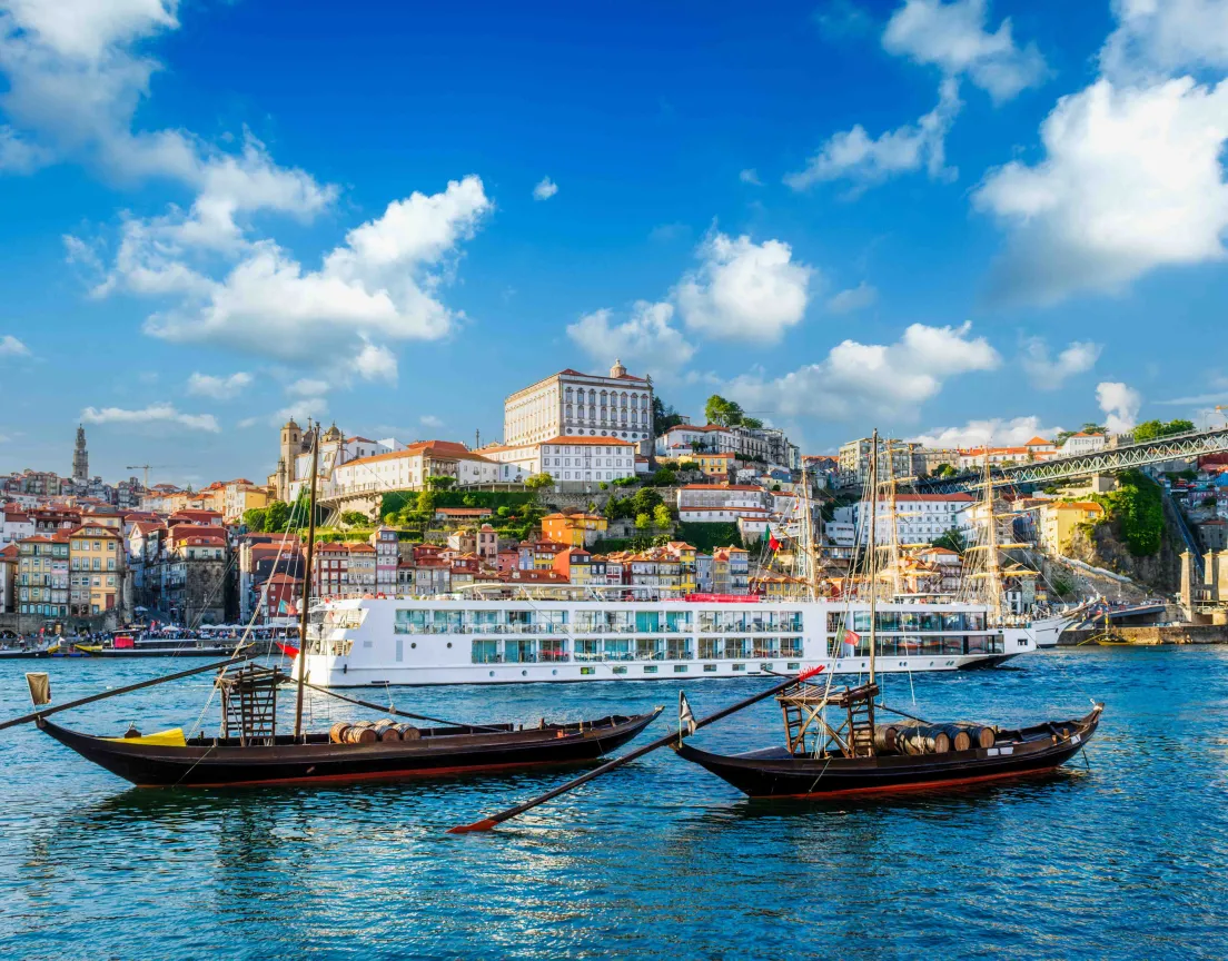 Bateaux rabelos traditionnels sur le Douro devant la vieille ville de Porto