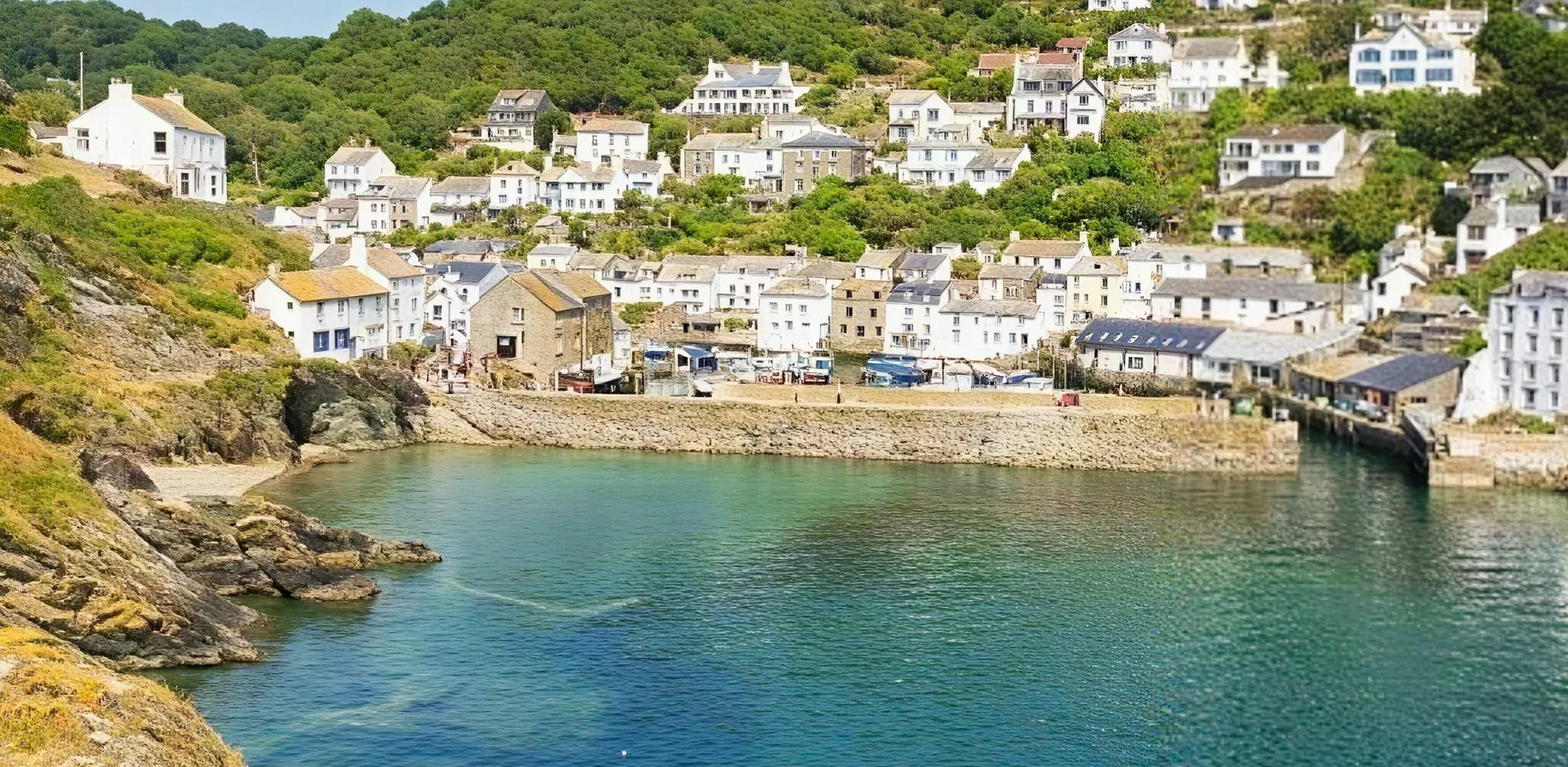 Fischerdorf Polperro mit weissen Häusern am Hafen