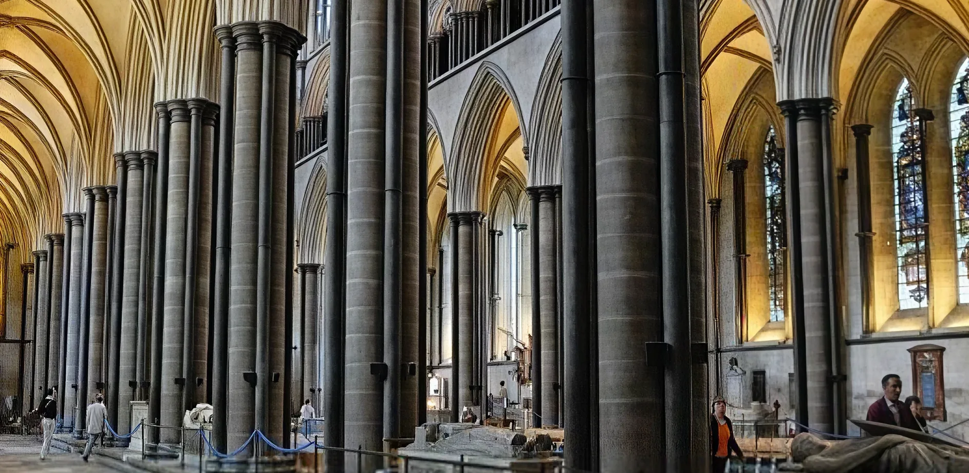 Säulen und Glasfenster in der Kathedrale von Salisbury
