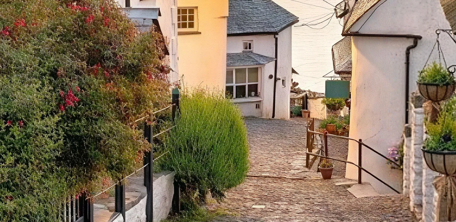 Gepflasterte Gasse mit Blumen im Fischerdorf Clovelly